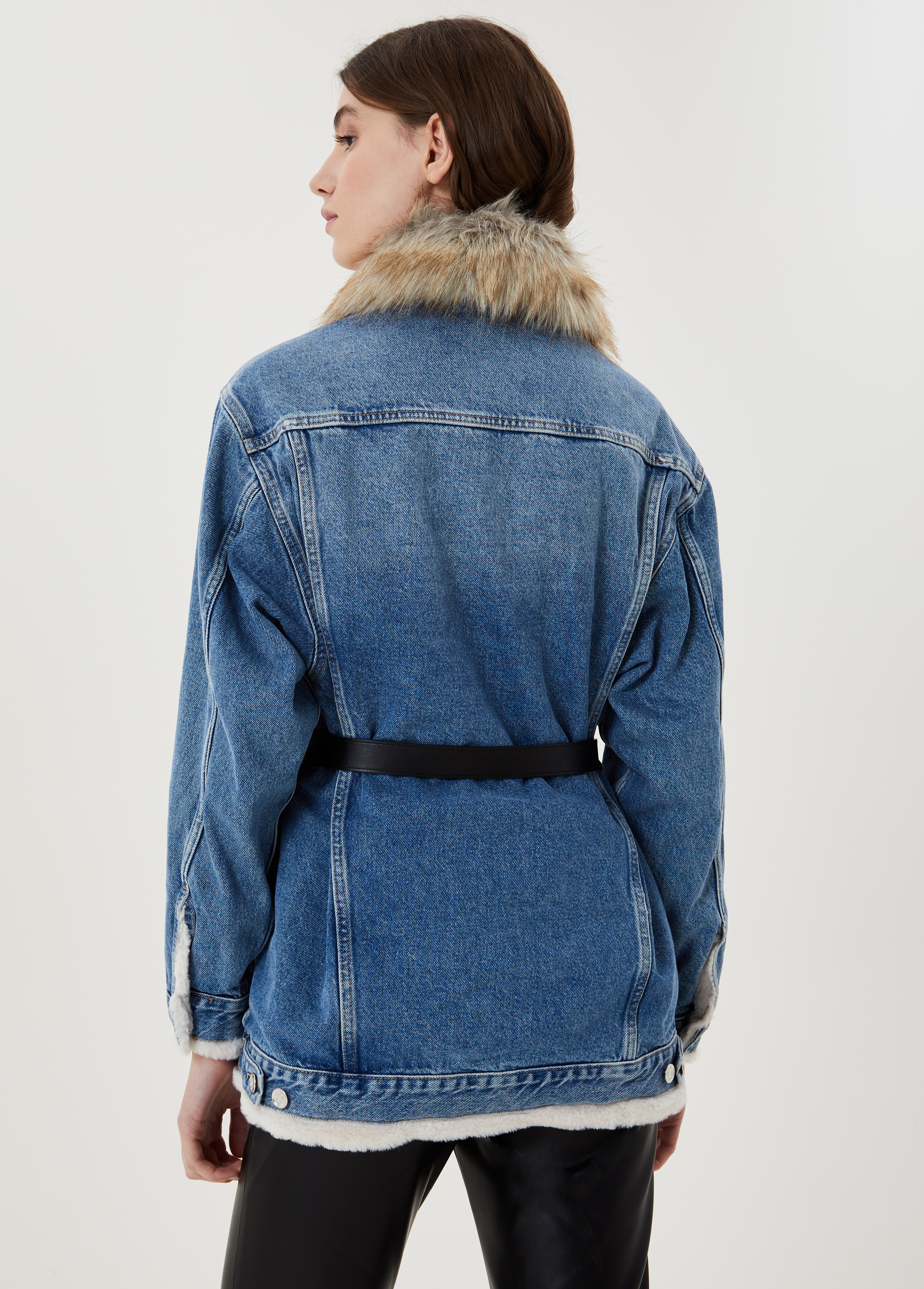 Jeans jacket with faux fur